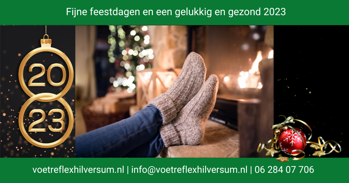 Kerstwensen Praktijk voor Westerse en Chinese Voetreflextherapie, met foto van twee in warme wollen sokken gehulde voeten voor een haardvuur.