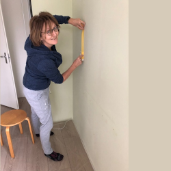 foto van Marleen Snels terwijl ze in haar praktijk voor voetreflexologie de muur verft