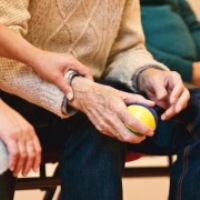 Senioren ervaren Voetreflextherapie als bijzonder ontspannend en aangenaam. De aandacht en de aanraking doet hen goed. Het is een zeer mooie methode om senioren te ondersteunen.